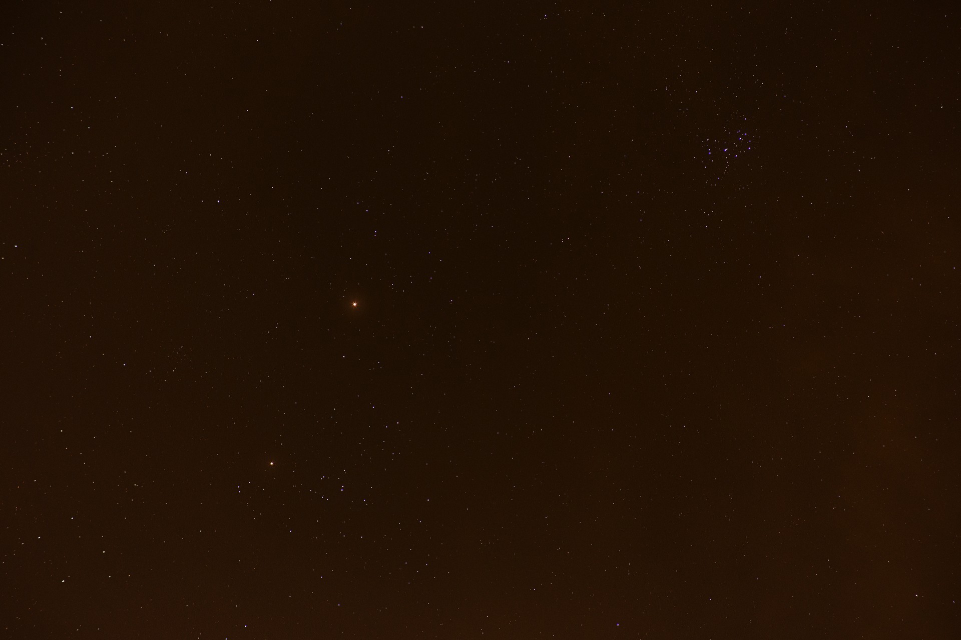De Plejaden (Zevengesternte) + de Hyaden - en als bonus nog de planeet Mars - allemaal in één beeld